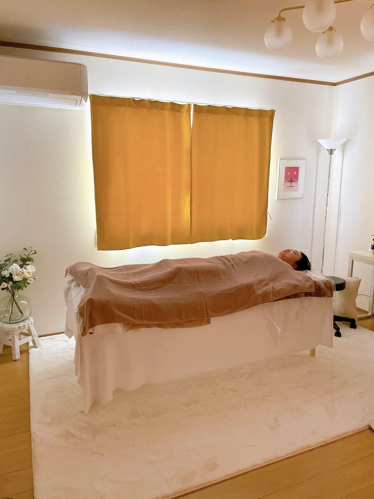 やわらかな灯りの中、施術ベッドでくつろぐ様子